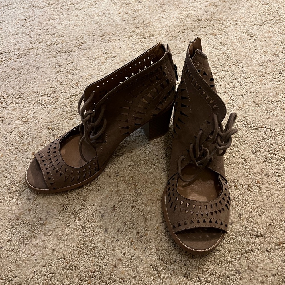 Canyon River Blues Beige Chunky Heels